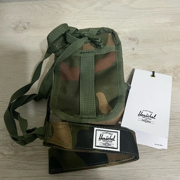 Herschel Camo Crossbody with Strap- Small NWT - Picture 3 of 8